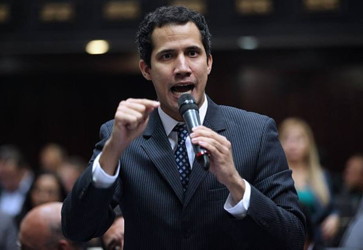Ông Guaido được bầu làm Chủ tịch Quốc hội Venezuela vào tháng 12/2018 và tuyên thệ vào ngày 5/1/2019. Khi nhậm chức, ông Guaido tuyên bố sẽ phản đối Tổng thống Nicolas Maduro, người bị cáo buộc là tiếm quyền. Ảnh: Mundo24.