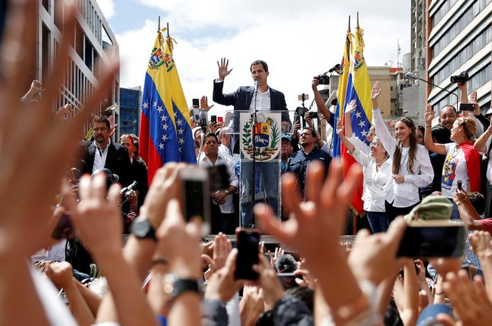 Ông Juan Guaido tuyên bố nắm quyền điều hành đất nước Venezuela với tư cách là Tổng thống lâm thời cho tới khi lập được ra một chính phủ chuyển tiếp và tổ chức một cuộc bầu cử tự do. Ảnh: Reuters.