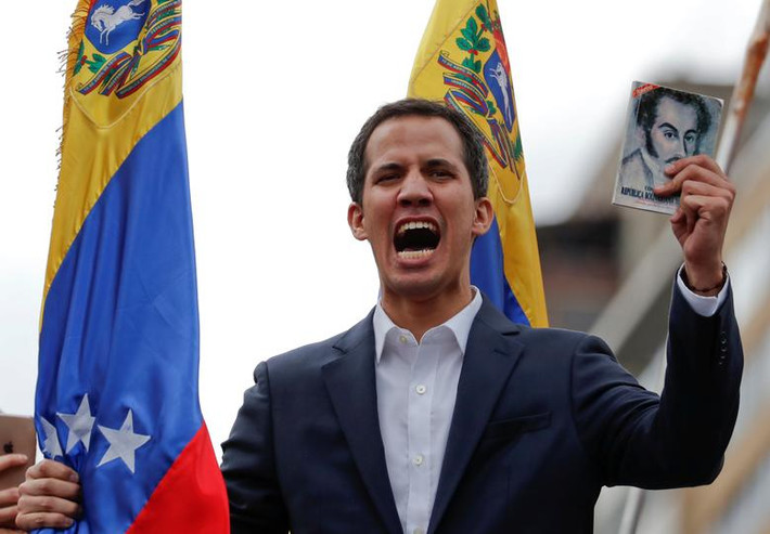 "Tôi tuyên thệ chính thức đảm nhận quyền lực hành pháp với tư cách là Tổng thống Venezuela để thiết lập một chính phủ chuyển tiếp", Chủ tịch Quốc hội Juan Guaido phát biểu trước những người ủng hộ, và nói thêm ông sẵn sàng thay thế đương kim Tổng thống Nicolas Maduro với sự hỗ trợ của quân đội. Ảnh: Reuters.