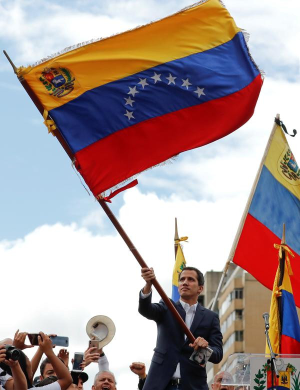 Sau đó, Mỹ và nhiều nước trong khu vực như Canada, Colombia, Paraguay, Brazil, Chile, Argentina, Ecuador,... đã công nhận ông Guaido là Tổng thống lâm thời hợp pháp của Venezuela. Ảnh: Reuters.