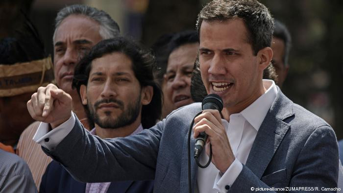 Được biết, Chủ tịch Quốc hội Venezuela Juan Guaido sinh ngày 28/7/1983 trong một gia đình có 8 anh chị em. Cha ông từng làm việc trong lực lượng Vệ binh Quốc gia Venezuela. Ảnh: DW.