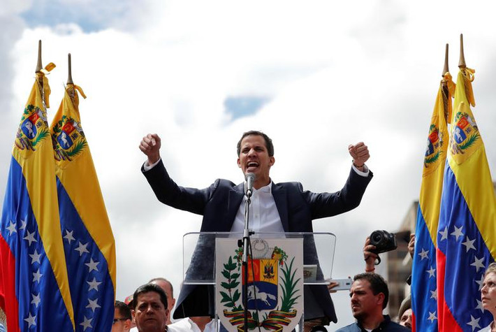 Ngày 23/1, Chủ tịch của Quốc hội do phe đối lập kiểm soát, ông Juan Guaido, đã tự tuyên bố trở thành Tổng thống lâm thời Venezuela. Ảnh: Reuters.