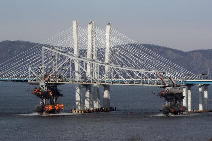 Phần phía đông của cây cầu nổi tiếng Tappan Zee bắc qua sông Hudson ở New York (Mỹ) đã bị phá hủy bằng thuốc nổ trong một vụ nổ có kiểm soát ngày 15/1/2019. Thay thế nó là cây cầu mới Mario Cuomo. (Nguồn: Reuters)