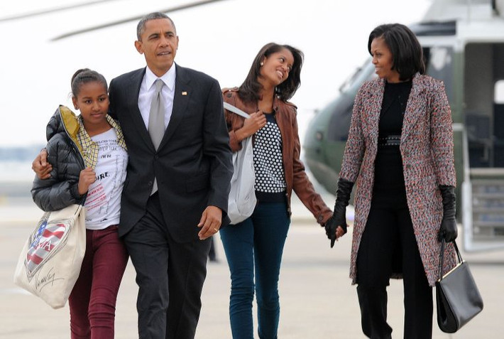 Từ trước đến nay, cựu Tổng thống Obama không chỉ nổi tiếng là một người đàn ông yêu vợ mà còn được biết đến là một người cha hết mực yêu thương con cái. Do đó, không có gì quá ngạc nhiên khi ông "mê" đón Tết bên gia đình đến vậy. Ảnh: CST.