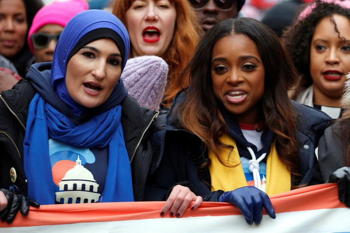 Linda Sarsour và Tamika Mallory, hai người tổ chức phong trào Women’s Warch, tuần hành cùng mọi người trên Đại lộ Pennsylvania ở Washington.