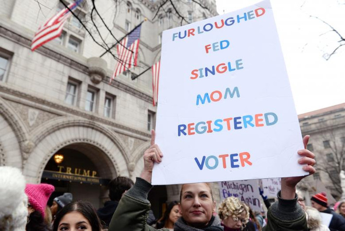 Phong trào Women’s March năm nay diễn ra tại thủ đô Washington và nhiều thành phố khác trên khắp nước Mỹ trong bối cảnh Chính phủ Mỹ vẫn đang đóng cửa một phần vì phe Dân chủ và Tổng thống Trump vẫn bất đồng về ngân sách liên quan đến việc xây dựng bức tường biên giới Mỹ-Mexico.