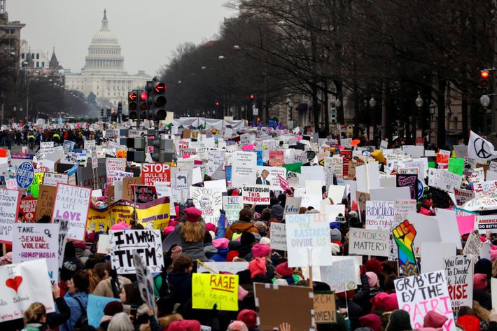 Theo hãng thông tấn Reuters ngày 19/1, cuộc tuần hành của phụ nữ Women's March đã diễn ra tại nhiều thành phố trên khắp nước Mỹ, thu hút sự tham gia của hàng nghìn, thậm chí là hàng triệu phụ nữ. (Nguồn ảnh: Reuters)