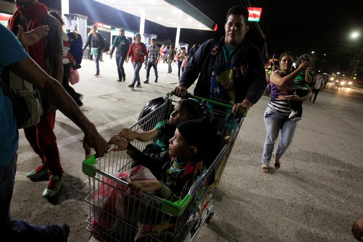 Người dân Honduras trong đoàn người di cư mới rời khỏi San Pedro Sula, Honduras, trên hành trình tới Mỹ ngày 14/1.