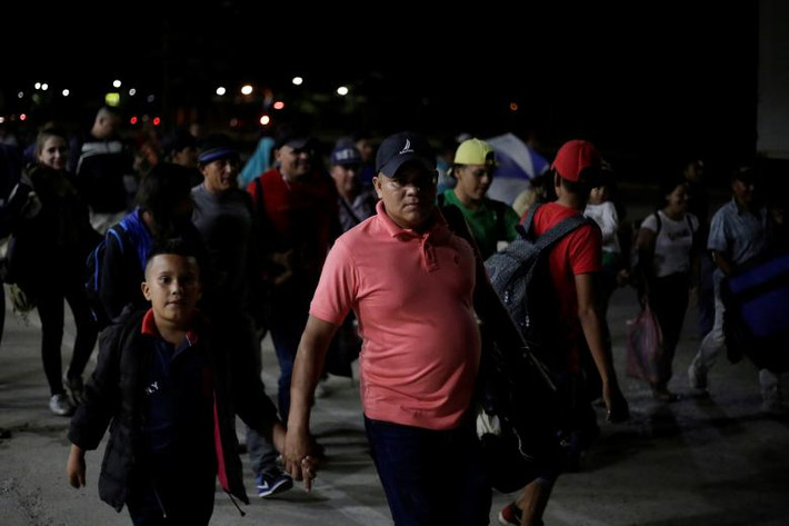Hàng trăm người dân Honduras nối đuôi nhau rời khỏi San Pedro Sula tới biên giới Mỹ-Mexico.
