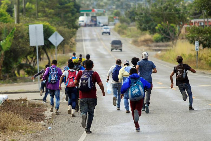 Theo hãng thông tấn Reuters, hàng trăm người đã tập trung ở thành phố San Pedro Sula và vẫy cờ Honduras khi bắt đầu chặng hành trình có thể kéo dài vài tuần hoặc thậm chí là vài tháng để đến khu vực biên giới Mỹ-Mexico. (Nguồn ảnh: Reuters)