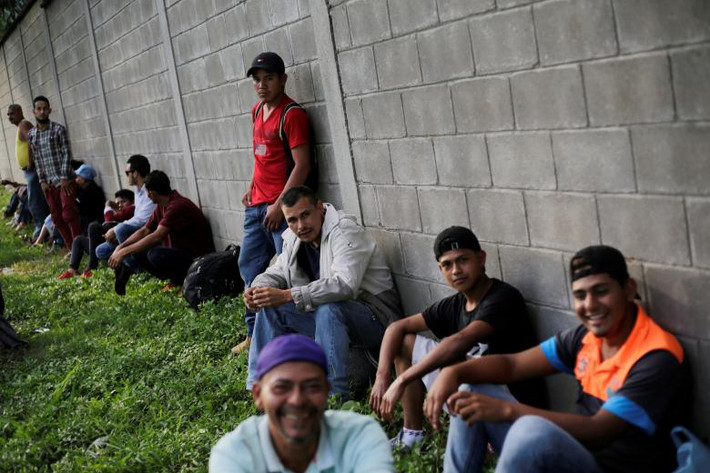 Các di dân Honduras này đang ngồi chờ tại một bến xe ở San Pedro Sula ngày 14/1.