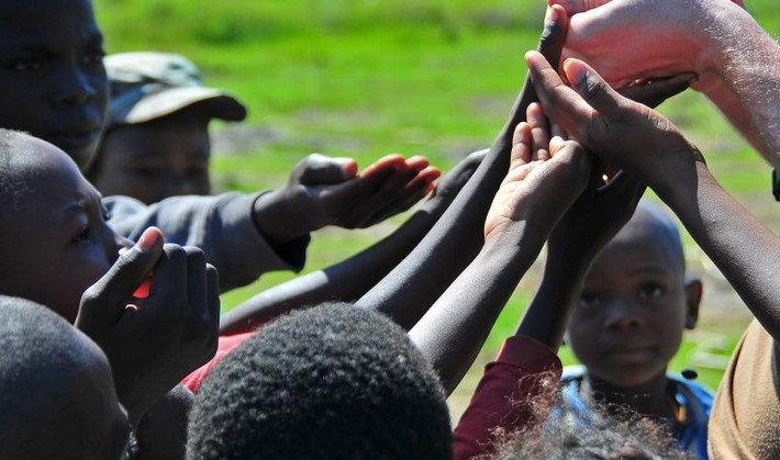 GDP bình quân đầu người của Haiti là 874 USD. Theo Ngân hàng Thế giới, khoảng 90% dân số Haiti sống trong những khu vực dễ bị ảnh hưởng bởi các thảm họa thiên nhiên và điều kiện thời tiết khắc nghiệt. Có thể nói, Haiti là quốc gia nghèo nhất ở Tây Bán cầu.