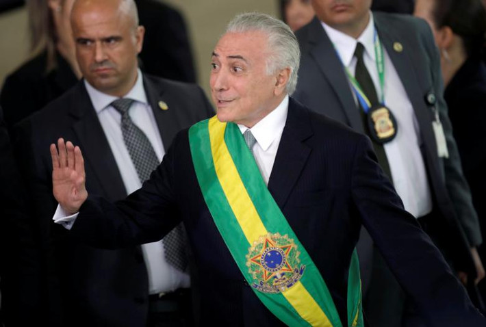 Tổng thống sắp mãn nhiệm Michel Temer vẫy chào mọi người khi chờ tân Tổng thống Bolsonaro tại Dinh Planalto ngày 1/1.