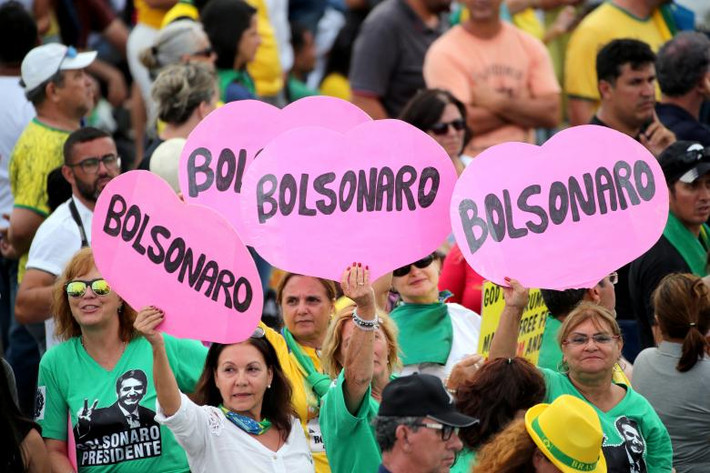 Những người ủng hộ ông Bolsonaro tập trung bên ngoài Dinh Planalto.