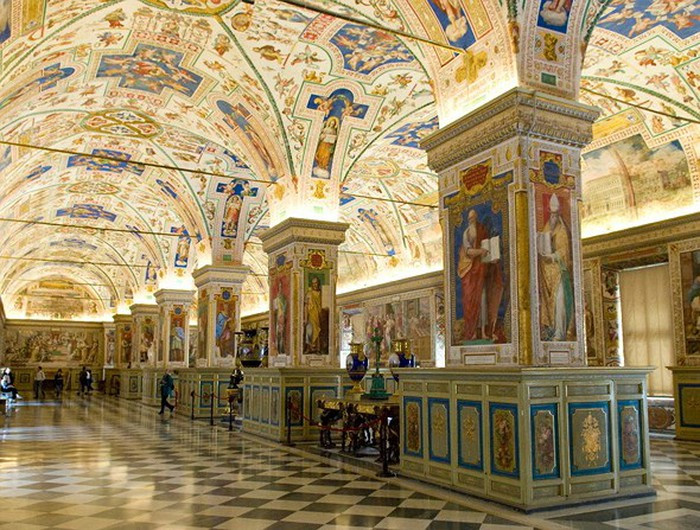 Thư viện Vatican có hơn 1 triệu ấn phẩm, 150.000 bản viết tay và một bộ sưu tập quý giá nhất về những ấn phẩm đầu tiên của ngành in trên thế giới, trong đó đáng kể nhất là 2 cuốn Thánh kinh do Gutemberg, người phát minh kỹ thuật in, cho xuất bản vào thế kỷ XV