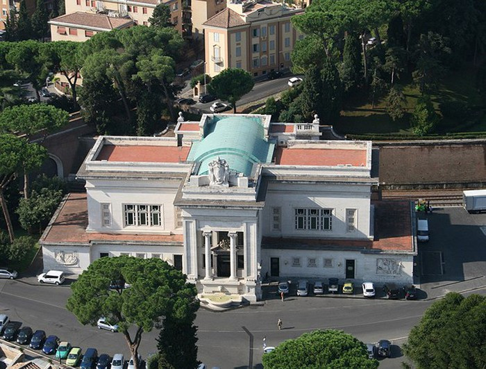 Các giáo hoàng không sống ở Vatican cho đến thế kỷ 14: Dù nhà thờ thánh Peter đã được hoàn thành, các giáo hoàng vẫn sống chủ yếu tại cung điện Lateran thuộc thành Rome. Họ thậm chí còn đến Avignon, Pháp vào năm 1309 khi một vị giáo chủ người Pháp được chọn làm giáo hoàng. Họ không trở về Rome cho đến năm 1377, thời điểm mà cung điện Lateran bị cháy