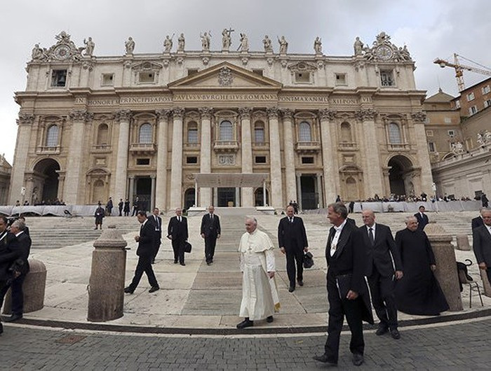 Đa phần người dân Vatican sống ở nước ngoài: Nhiều công dân mang quốc tịch Vatican nhưng họ lại sống ở nước ngoài (thật ra là ngay tại Rome, Italy). Ngoài đội quân Thụy Sĩ khoảng hơn 100 thành viên, cộng đồng lớn nhất ở Vatican là những vị cha xứ từ khắp nơi trên thế giới đến sống và học tập tại đây.