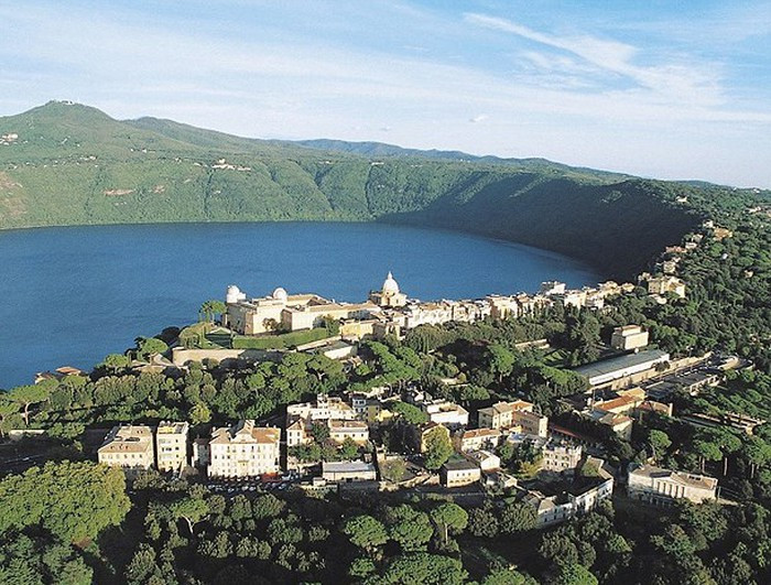 Tiền tệ của Vatican là đồng Euro, đất nước có con tem, hộ chiếu, bảng số xe, quốc kỳ và quốc ca riêng. Một điểm mà chính phủ này không có là hệ thống thuế
