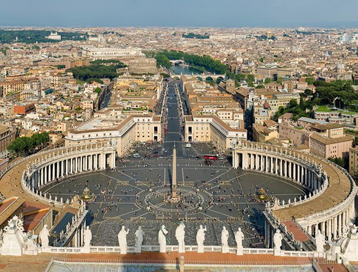 Giao thông: Tổng cộng chiều dài đường giao thông ở Vatican chỉ không quá 500m. Vatican còn có một sân bay trực thăng và một đường tàu hỏa nối liền với thủ đô Roma mà nhà ga chính nằm ngay phía sau cung điện của Giáo hoàng. Vatican có một đội xe, có tổng cộng 12 chiếc, gồm toàn hiệu Mercedes được chế tạo riêng theo đơn đặt hàng của Vatican