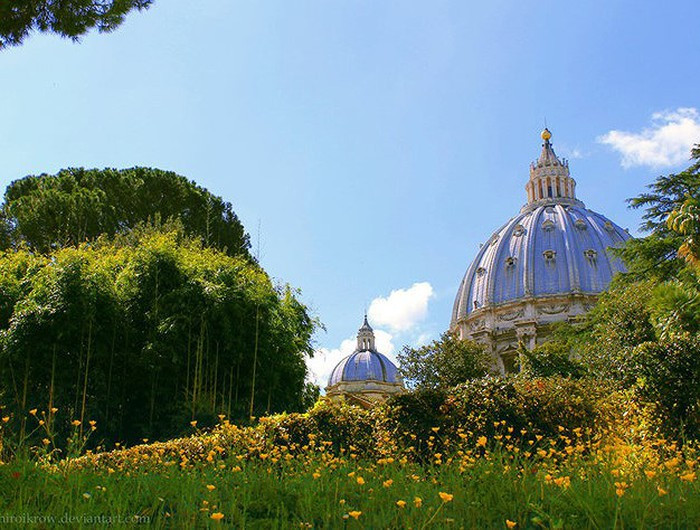 Tòa thánh Vatican còn có một đài phát thanh riêng truyền thông tin đi khắp thế giới, đó là Đài Phát thanh Vatican còn gọi là Radio Vatican. Hằng ngày, Radio Vatican phát trên 30 thứ tiếng của nhân loại