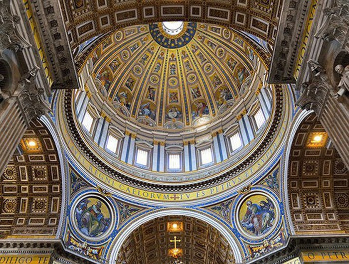 Nhiều lần trong lịch sử Vatican, các giáo hoàng được đưa ra khỏi thành phố bằng lối đi bí mật: Năm 1277, tuyến đường Passetto di Borgo được xây dựng để nối Vatican với Castel Sant’Angelo nằm bên bờ sông Tiber. Nó được sử dụng để làm lối thoát hiểm cho các giáo hoàng.