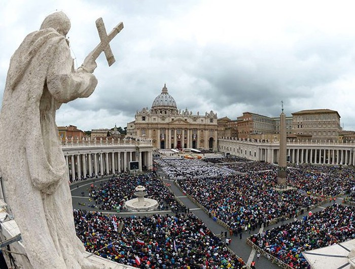 Gần 100 quốc gia đã có Đại sứ quán ở Vatican và Vatican cũng phái các đoàn ngoại giao đến hơn 120 quốc gia trên thế giới. Do Vatican quá nhỏ, nên nhiều tòa Đại sứ nước ngoài phải đặt trên phần đất thuộc Thủ đô Rome, cả Italy cũng đặt tòa Đại sứ trên lãnh thổ của chính mình