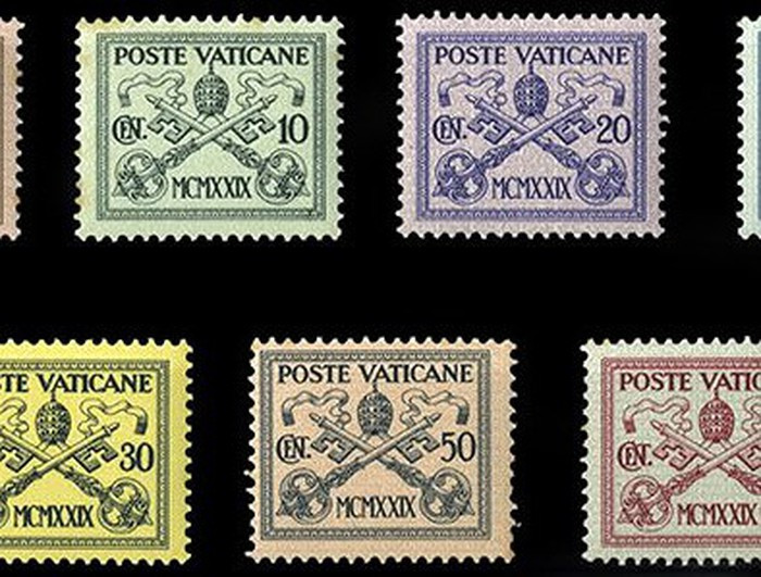 Vatican có bưu điện với tem riêng. Điều thú vị là hệ thống thư tín nước này khá phổ biến vì dịch vụ nhanh hơn so với hệ thống của Italy. Ngoài những món đồ lưu niệm, tem bưu điện là một trong những nguồn thu nhập chính của họ