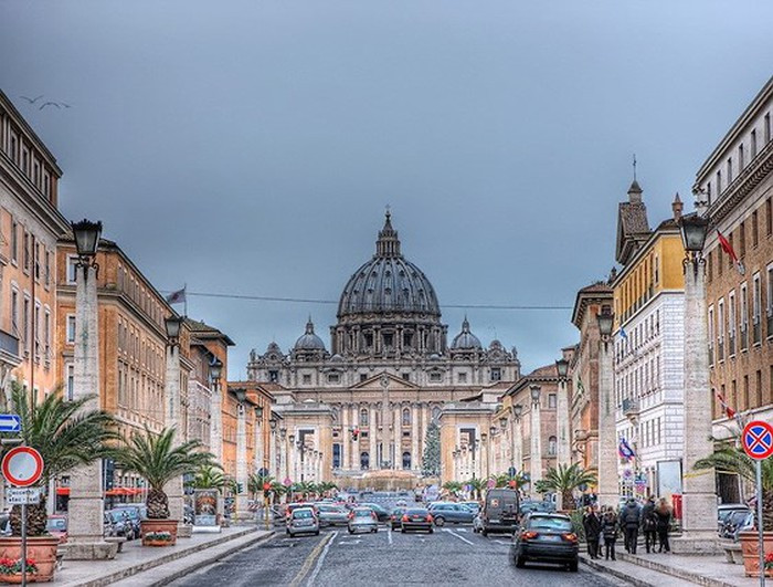 Vatican có chế độ chính trị quân chủ do giáo hoàng đứng đầu, nắm quyền lập pháp, hành pháp và tư pháp tối cao