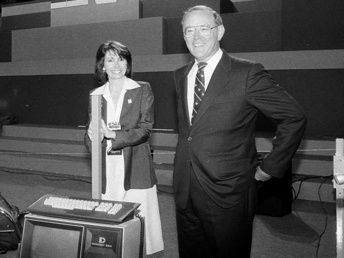 Năm 1976, bà Pelosi làm việc cho chiến dịch tranh cử của Thống đốc California Jerry Brown.