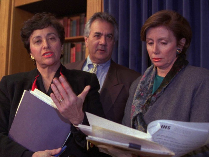 Bà Pelosi cũng là thành viên trong các Ủy ban Tình báo và Đánh giá đầy quyền lực trong Hạ viện Mỹ. Ảnh: Bà Pelosi và nghị sĩ Barney Frank tại một cuộc họp báo năm 1995.