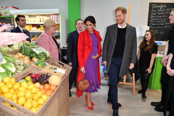 Công nương Markle mới đây chia sẻ cô đang mang bầu ở tháng thứ 6. Theo truyền thông Anh, vợ chồng Hoàng tử Harry vẫn chưa biết giới tính của đứa con đầu lòng này.