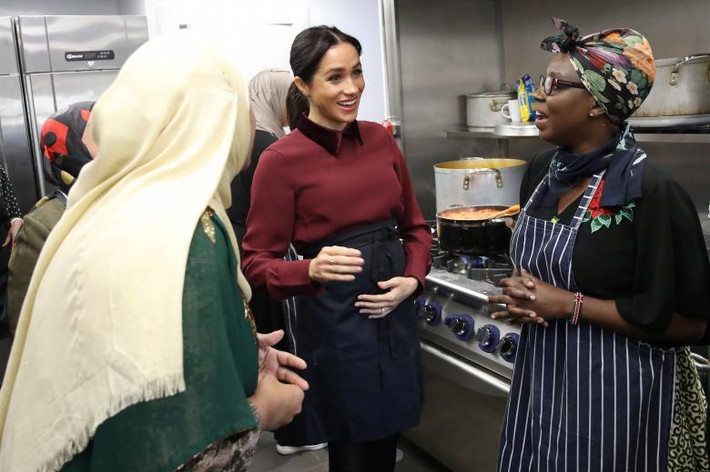 Công nương Meghan thăm Nhà bếp cộng đồng Hubb tại Al Manaar ở thủ đô London ngày 21/11/2018.
