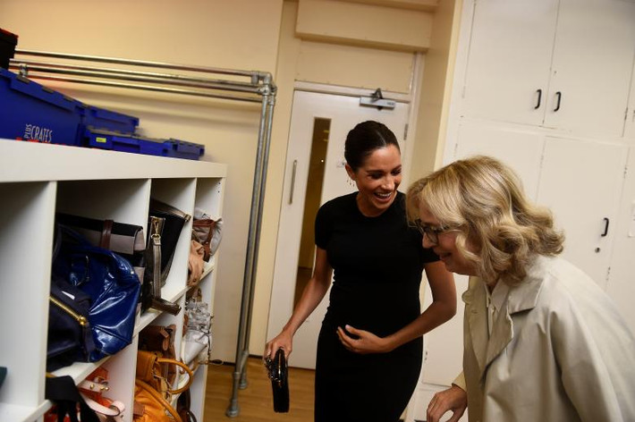 Công nương Meghan Markle xem túi xách tại tổ chức từ thiện Smart Works ở Tây London ngày 10/1.