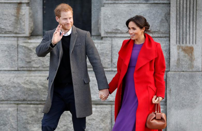 Hoàng tử Harry nắm tay Công nương Markle trong chuyến thăm Birkenhead ngày 14/1.
