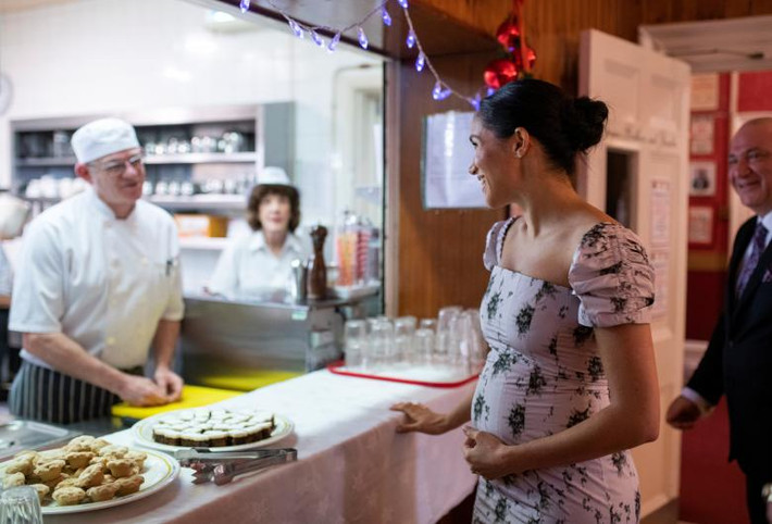 Công nương Meghan Markle chào hỏi bếp trưởng Stuart Jones khi tới thăm một trung tâm ở Brinsworth House, Tây London, ngày 18/12.