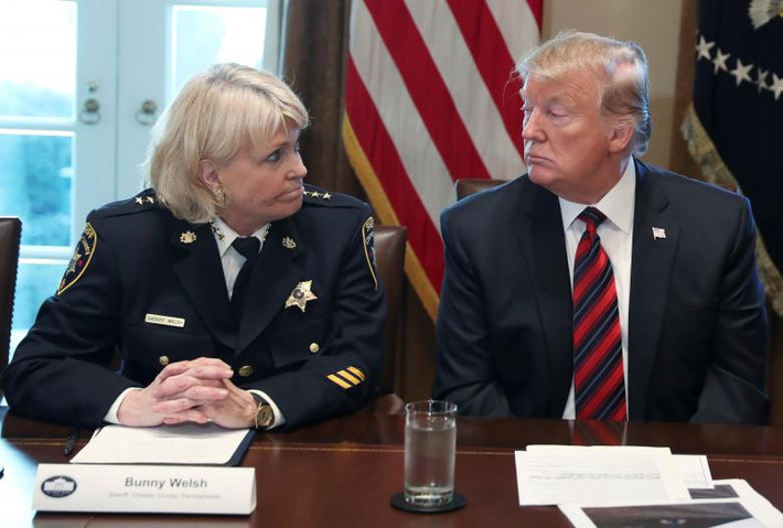 Tính đến thời điểm hiện tại, nhiệm kỳ của Tổng thống Trump lập kỷ lục chính phủ đóng cửa lâu nhất các đời tổng thống. Mời độc giả xem thêm video: Chính phủ Mỹ chính thức tuyên bố đóng cửa trước đó (Nguồn: VTC1)