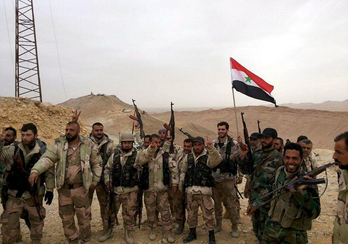 Các đơn vị quân đội Syria ở Bắc Hama dồn dập oanh kích vào nhóm phiến quân Jeish al-Izza ở khu vực gần thị trấn Hasray khi chúng định xâm nhập vào khu vực do quân chính phủ kiểm soát. Ảnh: Reuters.
