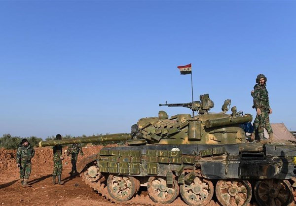 “Quân đội Syria gần đây đẩy mạnh sự chuẩn bị về mặt quân sự tại chiến trường Hama và Idlib”, nguồn tin cho hay. Được biết, các chiến dịch quân sự quy mô lớn của Quân đội Syria-Nga ở những mặt trận này sắp diễn ra do các nhóm phiến quân không chịu rời khỏi khu vực phi quân sự Idlib được thiết lập theo thoả thuận mà Nga và Thổ Nhĩ Kỳ đã đạt được trước đó. Ảnh: FNA.