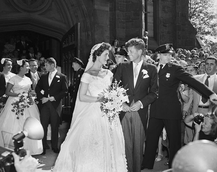 Váy cưới của Đệ nhất phu nhân Mỹ Jackie Kennedy, được nhà thiết kế thời trang Anne Lowe hoàn thành vào “phút chót” năm 1953, đã trở thành một trong những chiếc váy cưới mang tính biểu tượng nhất lịch sử.