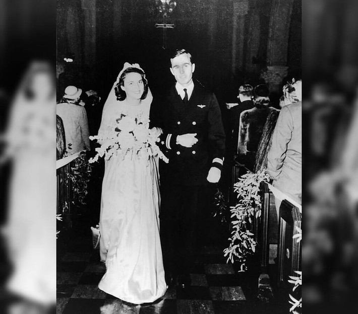 Chiếc voan trùm đầu được Đệ nhất phu nhân Mỹ Barbara Bush sử dụng trong đám cưới là của mẹ chồng bà.