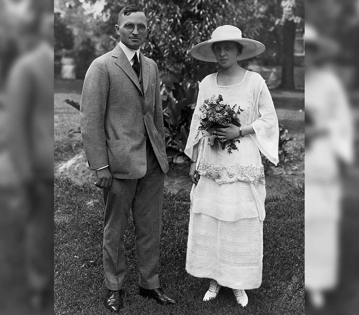 Cựu Đệ nhất phu nhân Bess Truman đội một chiếc mũ rộng vành đáng yêu trong ngày cưới.