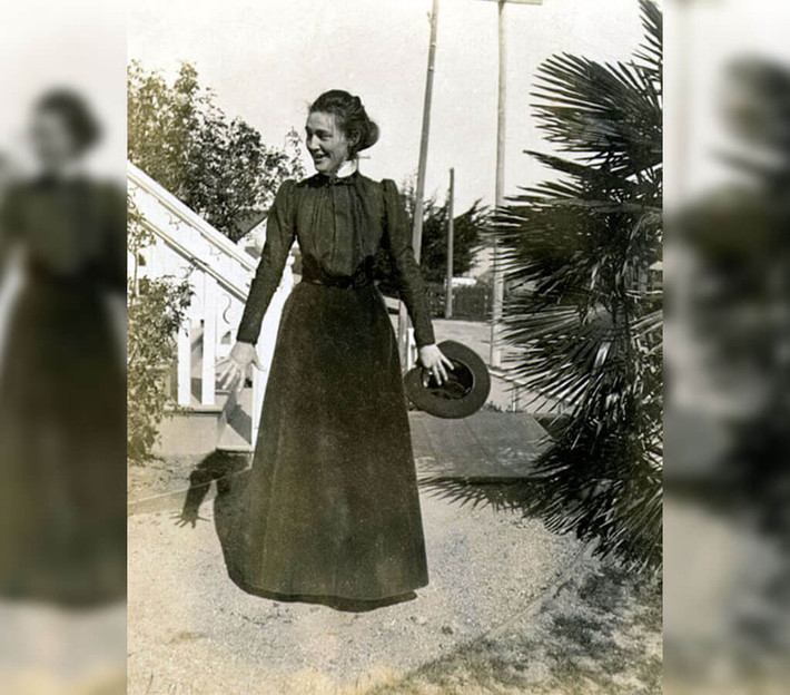Đệ nhất phu nhân Lou Henry, vợ của Tổng thống Mỹ Herbert Hoover, không mặc váy cưới trắng truyền thống mà diện một bộ đầm tối màu trong ngày cưới.