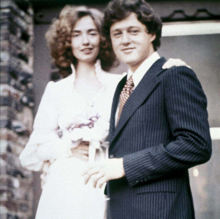 Váy cưới của cựu Ngoại trưởng, cựu Đệ nhất phu nhân Mỹ Hillary Clinton được mua tại trung tâm thương mại Fayetteville một ngày trước khi hôn lễ của bà diễn ra. Đó chính là chiếc váy ren từ nhà thiết kế Jessica McClintock.