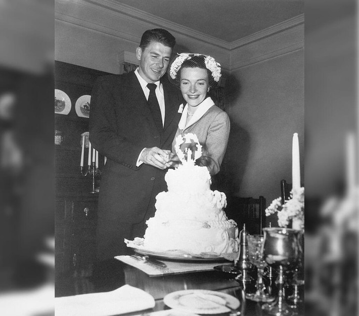 Cựu Đệ nhất phu nhân Mỹ Nancy Reagan diện một chiếc váy cưới đơn giản, không cầu kỳ trong hôn lễ được tổ chức tại Nhà thờ Little Brown ở Los Angeles vào năm 1952.