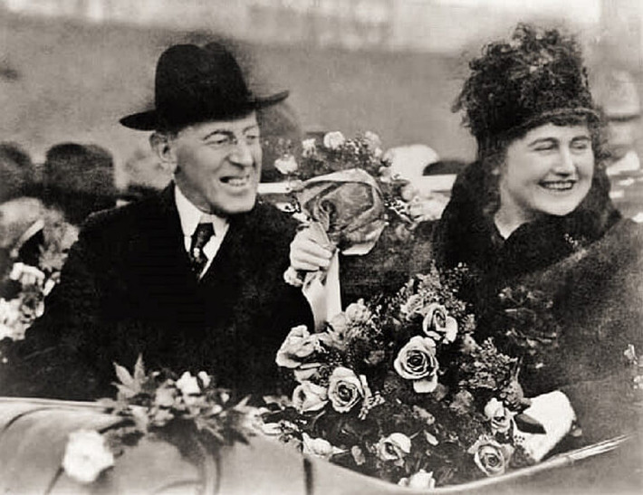 Bà Edith Wilson, phu nhân cựu Tổng thống Woodrow Wilson, diện váy cưới màu đen trong hôn lễ diễn ra tại thủ đô Washington vào ngày 18/12/1915.