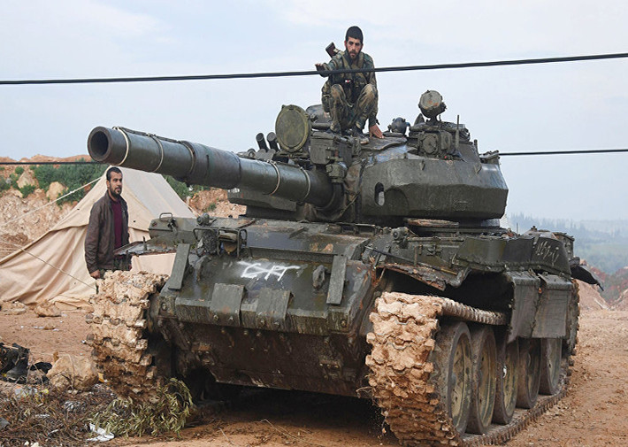 Cùng lúc, Quân đội Syria đã nã nhiều tên lửa đất đối đất nhằm vào căn cứ của phiến quân Jaysh Al-Izza do Thổ Nhĩ Kỳ hậu thuẫn ở Bắc Hama, qua đó gây tổn thất nặng cho nhóm khủng bố này. Ảnh: Sputnik.