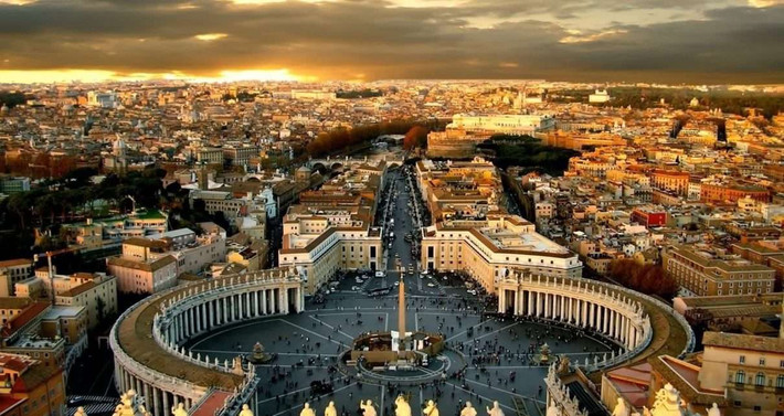 Lesotho, Vatican và San Marino là 3 nước trên thế giới nằm trọn trong lãnh thổ của một quốc gia khác. Trong đó, Lesotho nằm hoàn toàn bên trong đất nước Cộng hòa Nam Phi, còn Vatican và San Marino là hai quốc gia nhỏ bé nằm trọn trong lãnh thổ Italy. Ảnh chụp đất nước Vatican. Ảnh: AP.