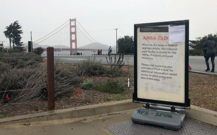 Tấm bảng thông báo được đặt tại một địa điểm ở San Francisco ngày 23/12.