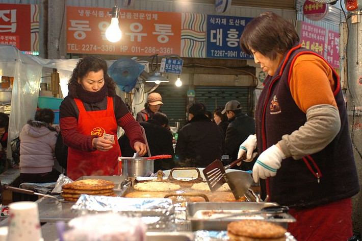 Đáng chú ý, khu chợ Gwangjang còn có nhiều nhà hàng và quầy bán đồ ăn truyền thống của Hàn Quốc như bánh bindaetteok, bánh kếp đậu xanh và mayak kimbap,... Ảnh: Wikipedia.