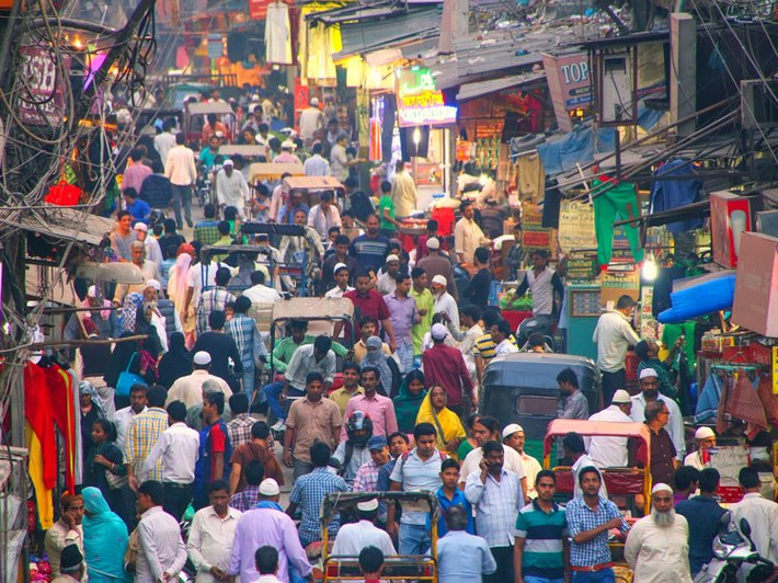 Con đường chính trong khu phố cổ Old Delhi ở Delhi ngày nay là một trong những khu chợ sầm uất nhất, bày bán đủ các mặt hàng.
